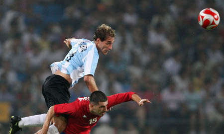 Argentina's Pablo Zabaleta (top) vies for a header against Aleksandar Zivkovic of Serbia during the Group A competition of men's football at the Beijing 2008 Olympic Games at Workers's Stadium in Beijing, China, Aug. 13, 2008. (Xinhua/Liao Yujie) 