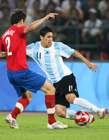 Argentina's Angel di Maria vies for the ball with Marko Jovanovic of Serbia during the Group A competition of men's football at the Beijing 2008 Olympic Games at Workers's Stadium in Beijing, China, Aug. 13, 2008. (Xinhua/Liao Yujie)