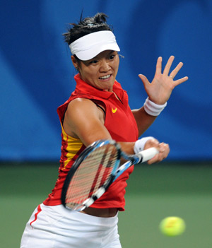 Li Na of China hits a return against Ayumi Morita of Japan at the second round of women's singles during the Beijing Olympic Games tennis event in Beijing, China, Aug. 12, 2008. Li Na won the match 2-0. [Xinhua]