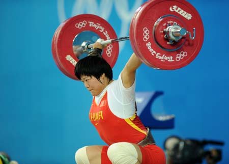 Liu Chunhong of China takes a snatch lift during the women's 69kg final of weightlifting at Beijing 2008 Olympic Games in Beijing, China, Aug. 13, 2008. Liu set a new world record in snatch lift with 128 kilos.