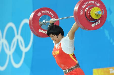 Liu Chunhong of China takes a successful snatch lift during the women's 69kg final of weightlifting at Beijing 2008 Olympic Games in Beijing, China, Aug. 13, 2008. Liu claimed the title in this event and set a new world record with 128 kilos in snatch lift. 