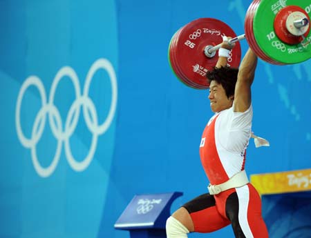 Sa Jaehyouk of Republic of Korea takes a lift during the men's 77kg final of weightlifting at Beijing 2008 Olympic Games in Beijing, China, Aug. 13, 2008. Sa claimed the title in this event with a total of 366 kilos.