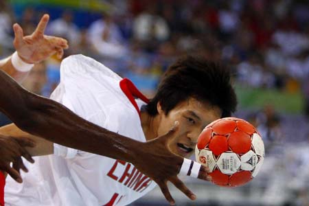 Tian Jianxia of China vies for the ball during Men's Preliminaries Group A-Match 9 between China and France of Beijing 2008 Olympic Games handball event at OSC Gymnasium in Beijing, China, Aug 12, 2008. France beat China 33-19.[Xinhua] 