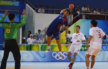 Jerome Fernandez (2nd L) of France attacks during Men's Preliminaries Group A-Match 9 between China and France of Beijing 2008 Olympic Games handball event at OSC Gymnasium in Beijing, China, Aug 12, 2008. France beat China 33-19.[Xinhua] 