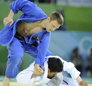 Ole Bischof of Germany in blue competes during the men's 81 kg final of Judo against Kim Jaebum of South Korea in white at Beijing 2008 Olympic Games in Beijing, China, Aug 12, 2008. Ole Bischof of Germany won the gold medal in the event.[Xinhua]