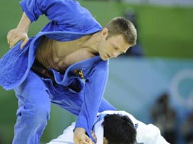 Ole Bischof of Germany in blue competes during the men's 81 kg final of Judo against Kim Jaebum of South Korea in white at Beijing 2008 Olympic Games in Beijing, China, Aug 12, 2008. Ole Bischof of Germany won the gold medal in the event.[Xinhua]