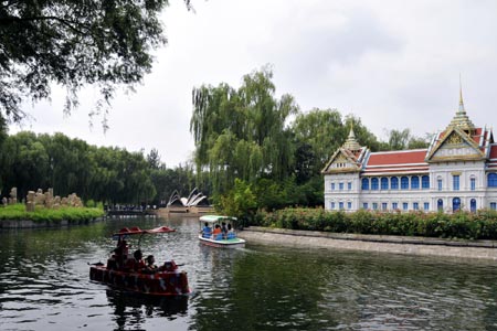 Tourists row boats in a lake in the Beijing World Park in Beijing, capital of China, Aug. 12, 2008. About 2,000 tourists from home and abroad visit the park per day during the Beijing Olympics.[Xinhua]