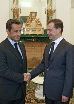 Russia's President Dmitry Medvedev (R) shakes hands with France's President Nicolas Sarkozy in Moscow's Kremlin Aug. 12, 2008. Russian President Dmitry Medvedev and his French counterpart Nicolas Sarkozy agreed Tuesday on six principles for ending the hostilities in the Georgian breakaway region of South Ossetia. (Xinhua/Reuters Photo)