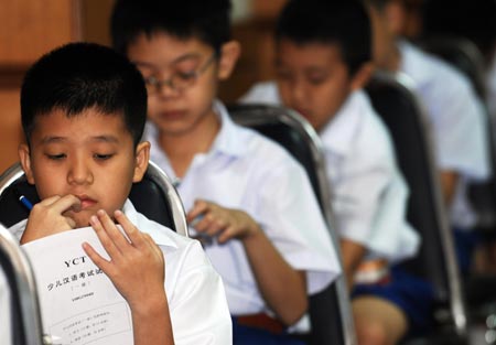 Thai students take part in the YCT (Young Learners Chinese Test) in Bangkok, capital of Thailand, August 12, 2008. 1192 students from around Thailand participated in the Chinese proficiency test organized by China's Office of Chinese Language Council International on Tuesday. [Photo: Xinhua] 
