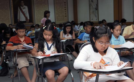 Thai students take part in the YCT (Young Learners Chinese Test) in Bangkok, capital of Thailand, August 12, 2008. [Photo: Xinhua]