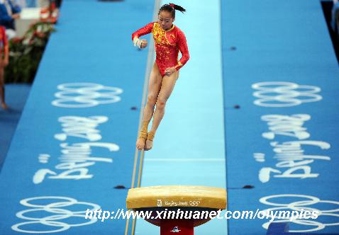 China&apos;s Deng Linlin performs the vault during gymnastics artistic women&apos;s team final of the Beijing 2008 Olympic Games at National Indoor Stadium in Beijing, China, Aug. 13, 2008. (Xinhua/Luo Gengqian)