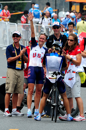 Kristin Armstrong (2nd L) of the United States celebrates after winning the women&apos;s individual time trial of the Beijing 2008 Olympic Games cycling event in Beijing, China, Aug. 13, 2008. Kristin Armstrong finished the 23.5km course with a total time of 34:51.72 and won the gold medal of the event. 