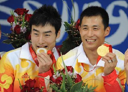 Chinese Wang Feng and Qin Kai won the men's 3m springboard synchronized gold medal at the Beijing Olympic Games on Wednesday.