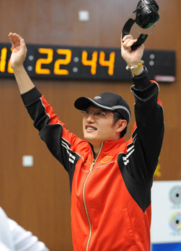 Tan Zongliang waves to the audience after winning a bronze medal in men's 50m pistol of the Beijing 2008 Olympic Games shooting event in Beijing, August 12, 2008. [Li Ga/Xinhua] 