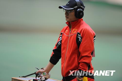 Tan Zongliang competes in men's 50m pistol of the Beijing 2008 Olympic Games shooting event in Beijing, August 12, 2008. [Li Ga/Xinhua] 