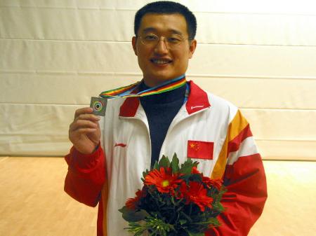 Tan Zongliang wins a sivler medal in men's 10m air pistol of the Athens ISSF World Cup, April 22, 2004. [Wen Xinnian/Xinhua]