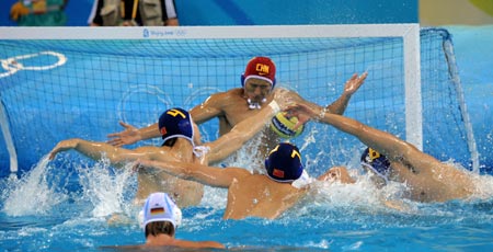 Players of China defend during the match Germany VS China of the men's preliminary round group B of the Beijing 2008 Olympic Games Water Polo event in Beijing, Aug. 12, 2008. Germany beat China 6-5. [Xinhua] 