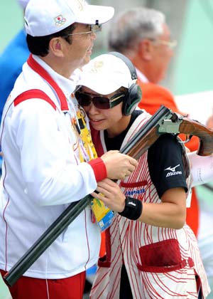 Yukie Nakayama (R) of Japan cries in her coach's arms after woman's trap final of the Beijing 2008 Olympic Games, in Beijing, China, Aug. 11, 2008. Yukie Nakayama ranked the fourth on 86 hits. (Xinhua/Li Ga) 