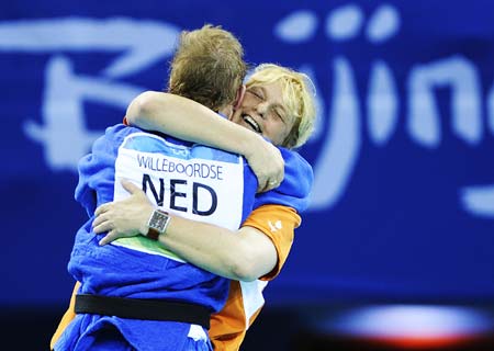 Elisabeth Willeboordse of Netherlands hug her coach after the women's 63 kg bronze medal match of Judo at Beijing 2008 Olympic Games in Beijing, China, Aug. 12, 2008. Elisabeth Willeboordse of Netherlands defeat Driulis Gonzalez of Cuba to win the bronze medal. (Xinhua/Wu Xiaoling)