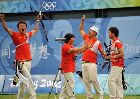 Jiang Lin (1st L), Xue Haifeng (2nd R) and Li Wenquan (1st R) of China and their coach celebrate their winning of men's team bronze medal match against Ukraine of the Beijing 2008 Olympic Games archery event in Beijing, China, Aug. 11, 2008. China won the bronze medal with 222-219. (Xinhua/Gaesang Dawa)