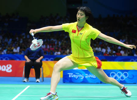 Lu Lan of China hits a return during the match against Wong Mew Choo of Malaysia at the women's singles quarterfinal of the Beijing 2008 Olympic Games badminton event in Beijing, China, Aug. 13, 2008. Lu Lan beat Wong Mew Choo 2-0. (Xinhua/Luo Xiaoguang)