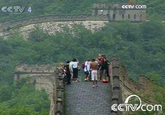 On Monday, despite feeling tired from competition, some members of the US men's basketball team took the chance to visit China's most famous attraction, the Great Wall. 