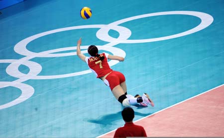 Zhou Suhong of China saves the ball during the match China VS Cuba in women's preliminary pool A of the Beijing 2008 Olympic Games volleyball event in Beijing, China, Aug. 13, 2008. Cuba beat China 3-2. (Xinhua/Zhao Zhongzhi)