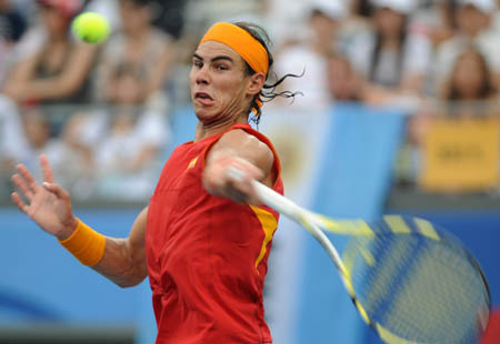Rafael Nadal of Spain returns the ball to Igor Andreev of Russia during a match in men's singles third round of the Beijing 2008 Olympic Games tennis event in Beijing, China, Aug. 13, 2008. Rafael Nadal won the match 2-0. [Zou Zheng/Xinhua]