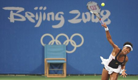 Venus Williams of the United States returns the ball to Victoria Azarenka of Belarus in women's singles third round of the Beijing 2008 Olympic Games tennis event in Beijing, China, Aug. 13, 2008. Venus Williams beat Victoria Azarenka 2-0. [Xing Guangli/Xinhua]