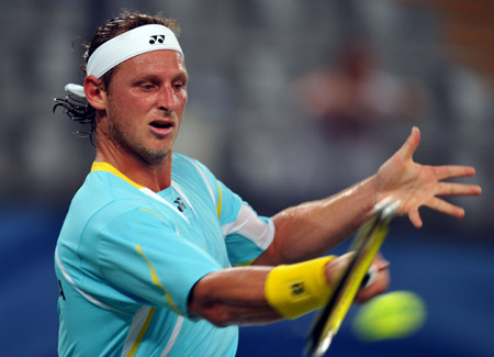 David Nalbandian of Argentina returns the ball to Gael Monfils of France during their match in men's singles third round of the Beijing 2008 Olympic Games tennis event in Beijing, China, Aug. 13, 2008. Gael Monfils beat David Nalbandian 2-0. [Wang Yuguo/Xinhua]