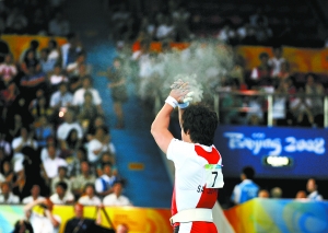 August 13, South Korean weightlifter, Sa Jaehyouk, acknowledges the cheers of spectators after winning the men's 77kg class with a total lift of 366kg. 