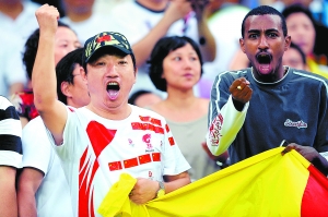 Two soccer fans cheer their side. On the afternoon of August 13, Italy drew 0-0 with Cameroon in a Men's soccer match at the Olympic Stadium in Tianjin. 