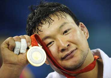 Naidan from Mongolia wins men's 100kg judo gold. [Xinhua]