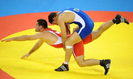 Zoltan Fodor (red) of Hungary wrestles with Andrea Minguzzi of Italy during the men's Greco-Roman 84kg final at the Beijing 2008 Olympic Games wrestling event in Beijing, China, Aug. 14, 2008. Andrea Minguzzi won the bout and grabbed the gold medal. 