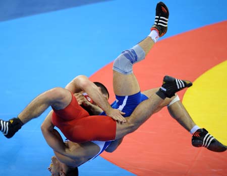 Andrea Minguzzi (blue) of Italy fights with Zoltan Fodor of Hungary during the men's Greco-Roman 84kg final at the Beijing 2008 Olympic Games wrestling event in Beijing, China, Aug. 14, 2008. Andrea Minguzzi won the bout and grabbed the gold medal. 