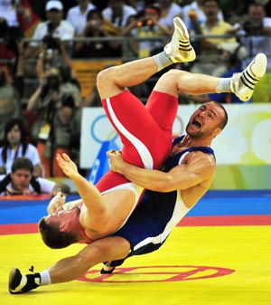 Mirko Englich (red) of Germany wrestles with Aslanbek Khushtov of Russia during the men’s Greco-Roman 96kg final at the Beijing 2008 Olympic Games wrestling event in Beijing, China, Aug. 14, 2008. Aslanbek Khushtov won the bout and grabbed the gold medal.