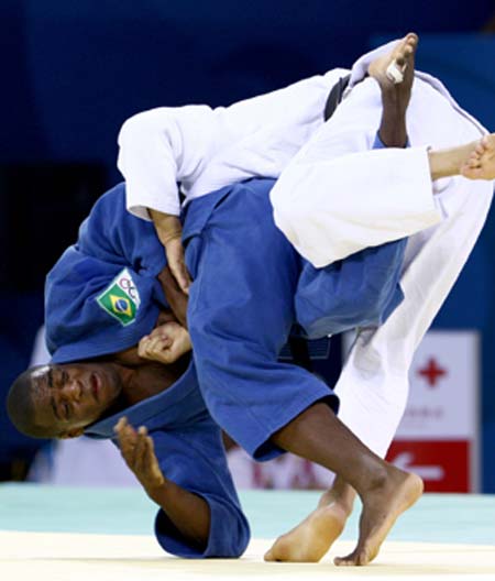 Eduardo Santos (in blue) of Brazil competes during the men's 90kg preliminary of judo against He Yanzhu of China at Beijing 2008 Olympic Games in Beijing, China, Aug. 13, 2008. Eduardo Santos of Brazil won in the match.