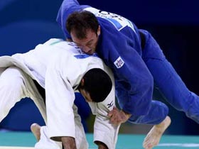 Irakli Tsirekidze (blue) of Georgia competes against Amar Benikhlef of Algeria in men's 90kg final of the Beijing 2008 Olympic Games Judo event in Beijing, China, Aug. 13, 2008.