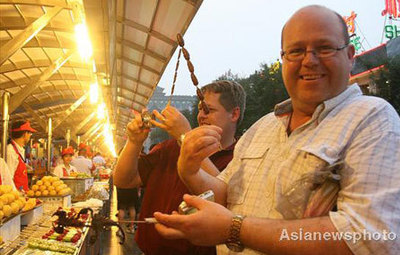  Foreign tourists enjoy snacks in Beijing