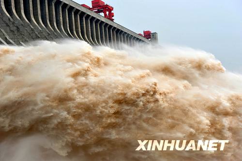 Water gushes from the giant sluice gates of the Three Gorges Dam on the Yangtze River on Wednesday, August 13, 2008. This is the largest volume of water released through Three Gorges Dam to lower water levels since the start of the flood season. The release has caused water levels in the middle and lower reaches of the Yangtze River to rise. [Photo: Xinhua] 