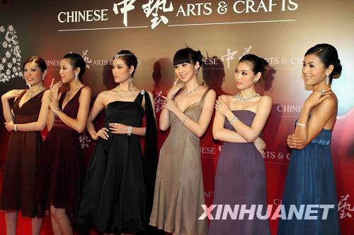 Model display jewelry at a jewelry exhibition with the theme of 'everlasting charisma' held in Hong Kong on Wednesday, August 13, 2008. [Photo: Xinhuanet]