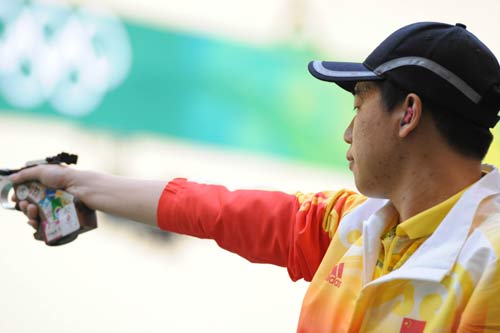 China's Pang Wei won the men's 10-meter air pistol gold at the 29th Olympic Games in Beijing on Saturday.[Xinhua]