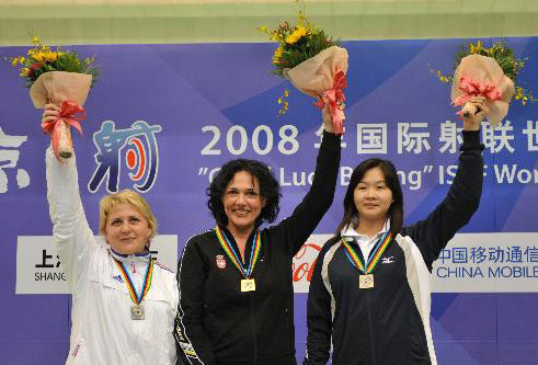 Jasna Sekaric (Middle) waves to the audience after winning the 'Good Luck Beijing' ISSF World Cup in 2008. [Xinhua]