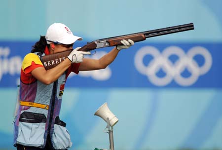 Wei Ning of China competes during the women's skeet qualification at Beijing 2008 Olympic Games in Beijing, China, Aug. 14, 2008. The women's skeet final will be held on Thursday afternoon. [Li Ga/Xinhua] 