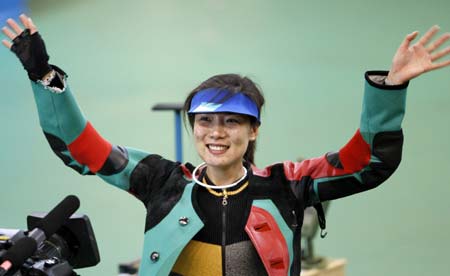 Du Li of China waves to spectators after winning the women's 50m rifle 3 pos. final at Beijing 2008 Olympic Games in Beijing, China, Aug. 14, 2008. Du claimed the title in this event. [Bao Feifei/Xinhua]