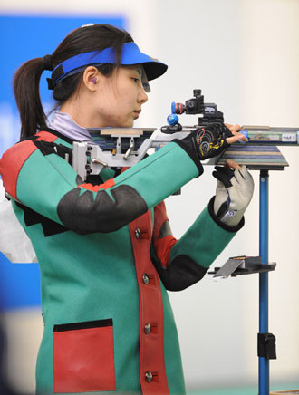 Du Li of China competes during the women's 50m rifle 3 pos. final at Beijing 2008 Olympic Games in Beijing, China, Aug 14, 2008. Du claimed the title in this event. [Xinhua] 