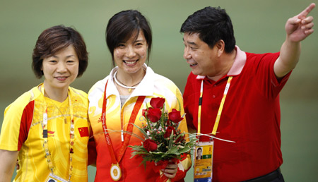 Gold medalist Du Li (C) of China, coach Wang Yifu (R) and Wang Yuefang talk at the awarding ceremony of the women's 50m rifle 3 positions final at Beijing 2008 Olympic Games in Beijing, China, Aug. 14, 2008. Du set a new Olympic record and claimed the title in this event.[Jiao Weiping/Xinhua] 