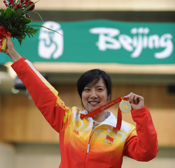 Du Li of China waves to spectators at the awarding ceremony of the women's 50m rifle 3 positions final at Beijing 2008 Olympic Games in Beijing, China, Aug. 14, 2008. Du set a new Olympic record and claimed the title in this event. [Jiao Weiping/Xinhua]
