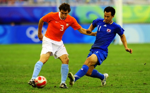 Forward Gerald Sibon duly slammed in a penalty in the second half to send the Netherlands into the quarterfinals of the men's Olympic soccer on Aug 14. The Dutch was awarded the penalty kick in the 73rd minute, after Liverpool's Ryan Babel was hauled down at the edge of the area by midfielder Keisuke Honda. [Xinhua]