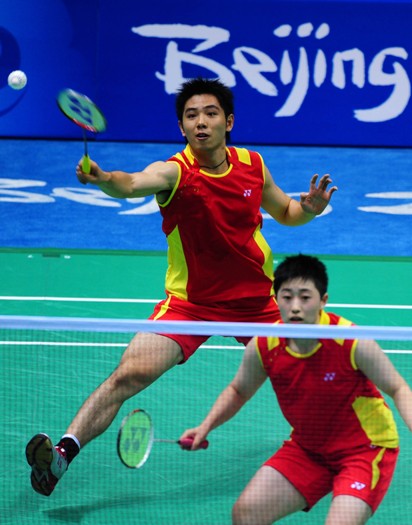 He Hanbin and Yu Yang become the sole Chinese pair to reach the badminton mixed doubles semifinals at the Olympic Games on August 14. They beat Robert Mateusiak and Nadiezda Kostiuczyk of Poland 22-20, 23-21. The other Chinese mixed doubles Gao Ling and Zheng Bo were eliminated early in the first round on August 13. [Xinhua]